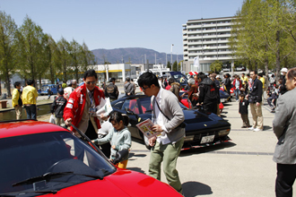 新旧の「スーパーカー」にお子さんが試乗しての記念撮影会。ご家族連れは大満足！