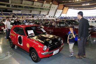 ▼スーパーカーをはじめ全国から集まった愛車が会場狭しと勢揃い！