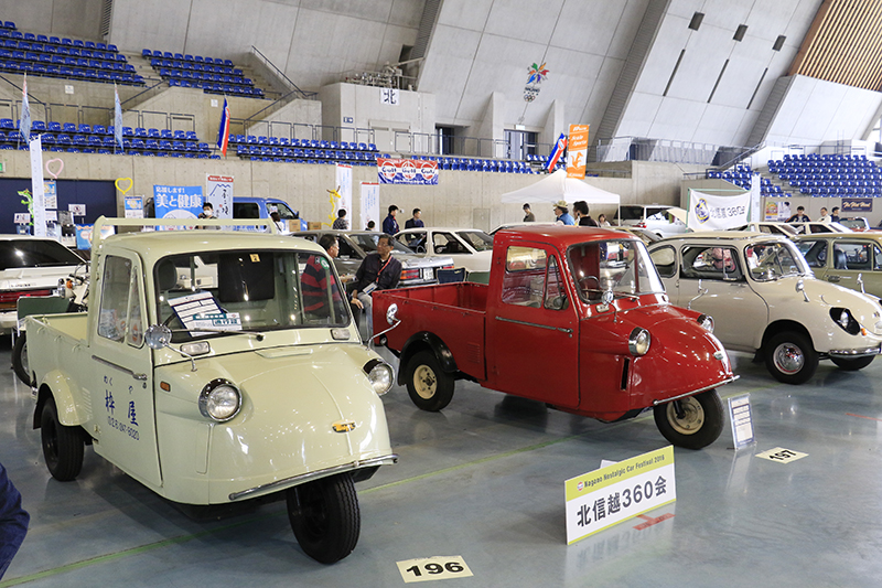 ▼懐かしの軽カーから5000cc超のアメ車など全国から集まった愛車が会場狭しと勢揃い！