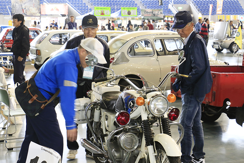 ▼今年も会場中でクルマ談義が花盛り！