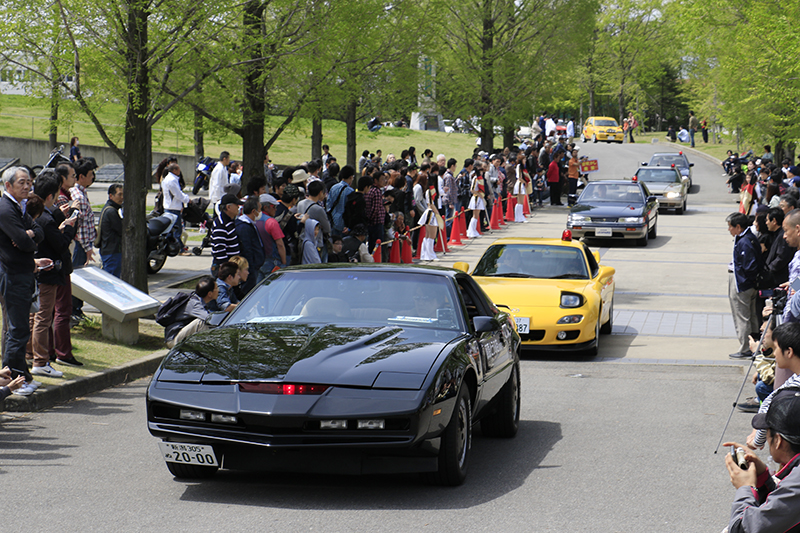 ▼人気の常連車両！ドラマ・ナイトライダーの「ナイト2000」の完璧なレプリカ＆懐かしパトカー軍団！