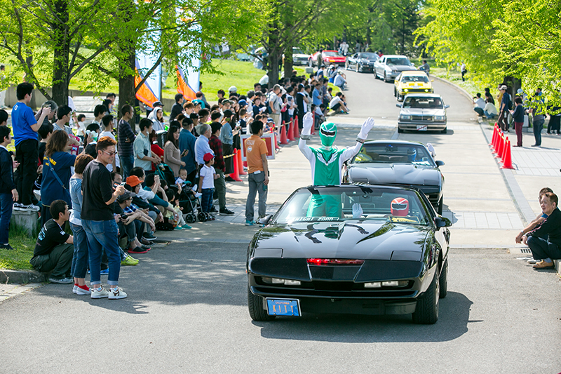 ▼今年もやってきました！ドラマ・ナイトライダーの「ナイト2000」の完璧なレプリカ＆戦隊コスプレ軍団！