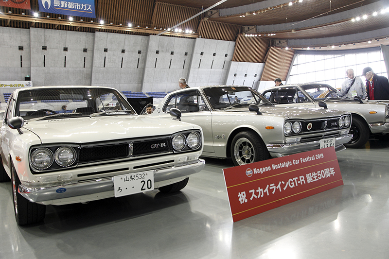 ▼50周年のスカイラインGT-RとフェアレディZ、30周年のR32スカイラインの記念展示は大好評。