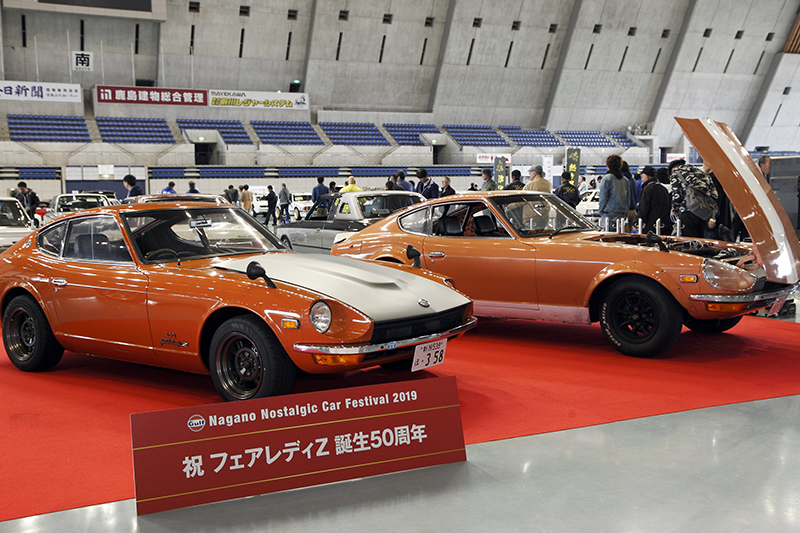 ▼50周年のスカイラインGT-RとフェアレディZ、30周年のR32スカイラインの記念展示は大好評。