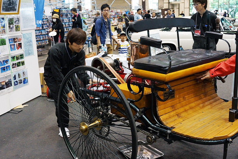 産業技術短大製作の「1886年ベンツ1号車」のレプリカ。エンジンがかかります！