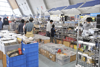 ワップミート＆グッズ販売コーナーは人気！