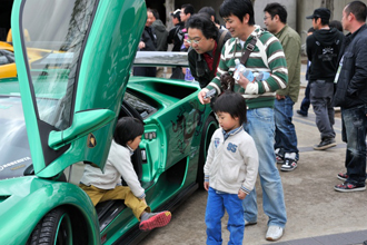 新旧の「スーパーカー」にお子さんが試乗しての記念撮影会。ご家族連れは大満足！